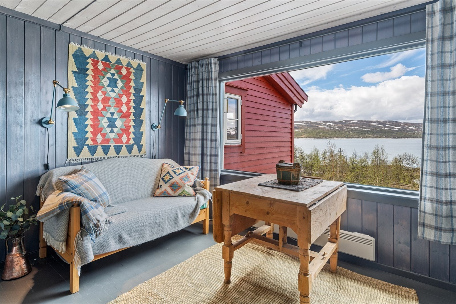 Mellomstuen er brukt som ekstra stue og gjesterom Galleribilde