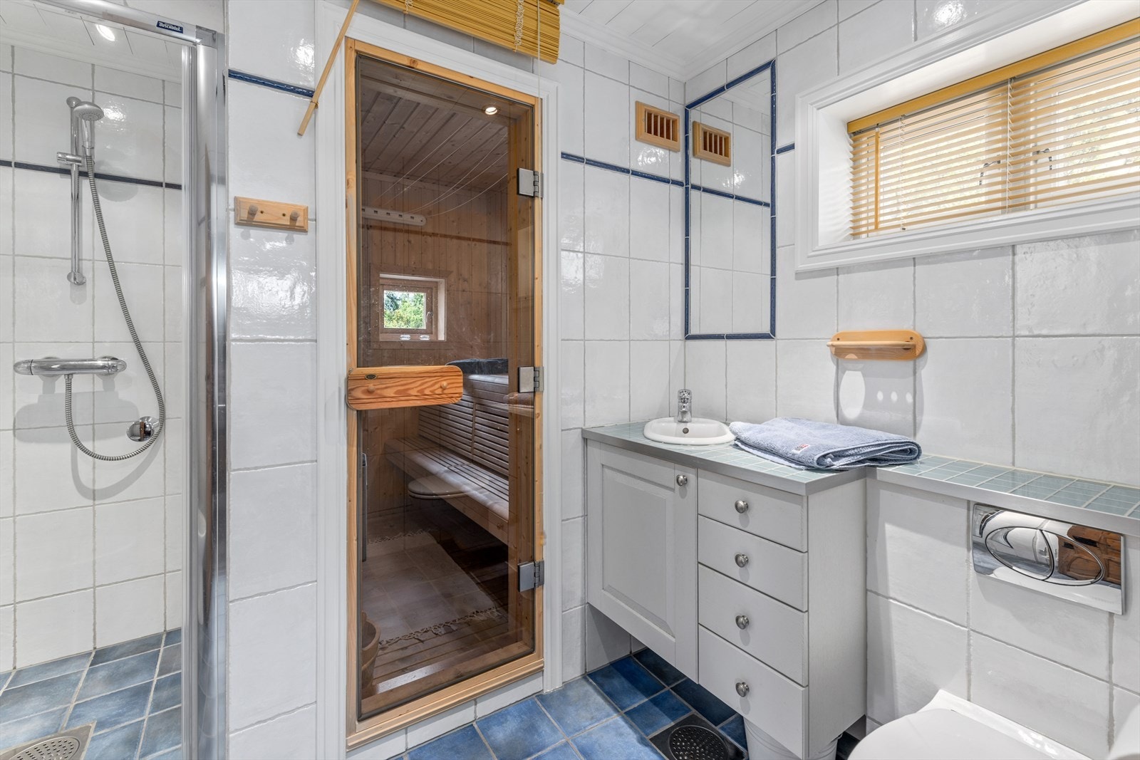 Bad tilhørende hovedsoverommet. Badstue med gjennomgang til hovedbadet. Galleribilde