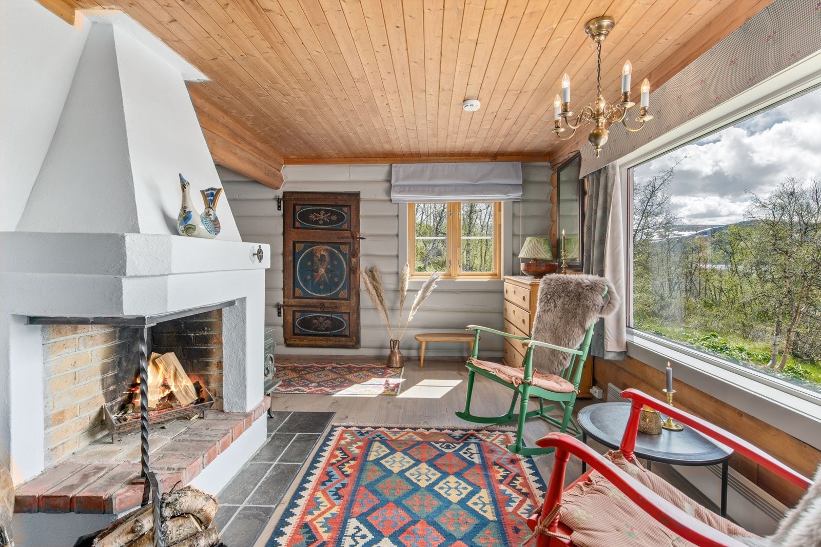 Garderoberom med flott eldre malt dør Galleribilde