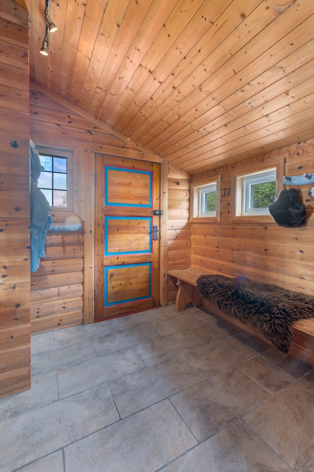 Velkommen inn. Hovedinngang/entre som brukes mest om sommeren Galleribilde