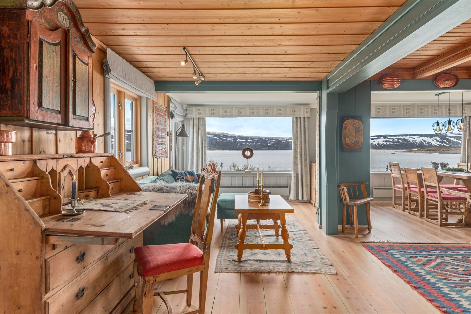 Fantastisk utsikt og lys fra de store vinduene i stuen Galleribilde