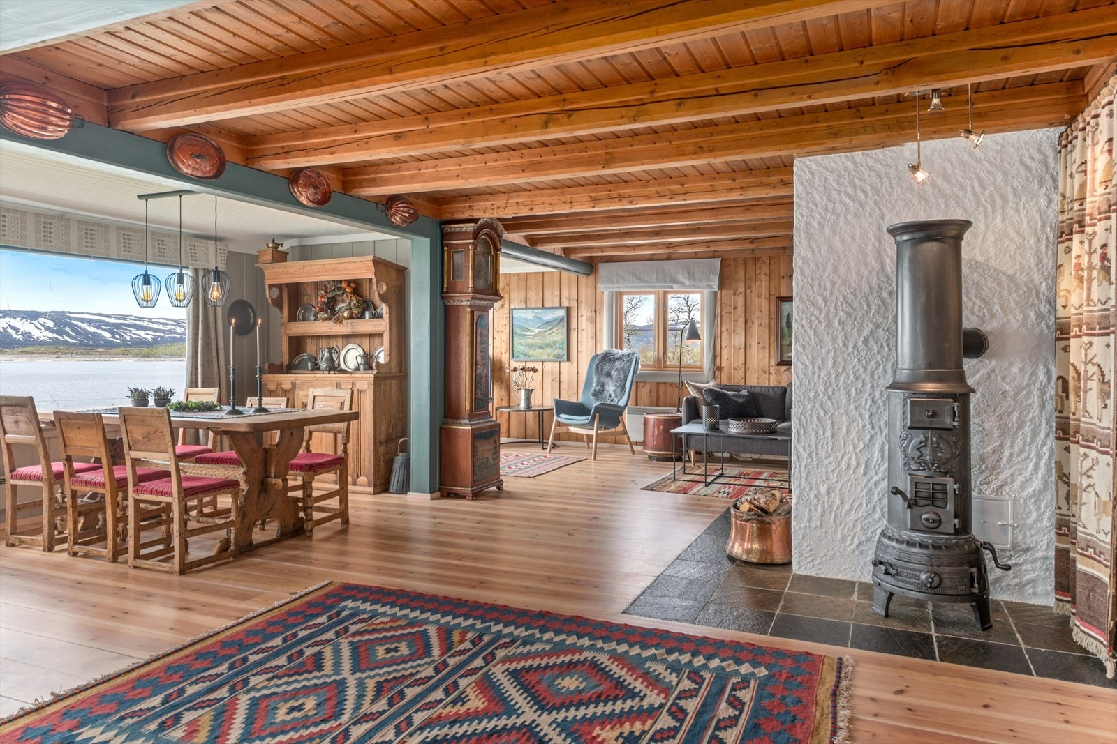 Stor flott stue med god plass til flere sittegrupper og spiseplass. Galleribilde