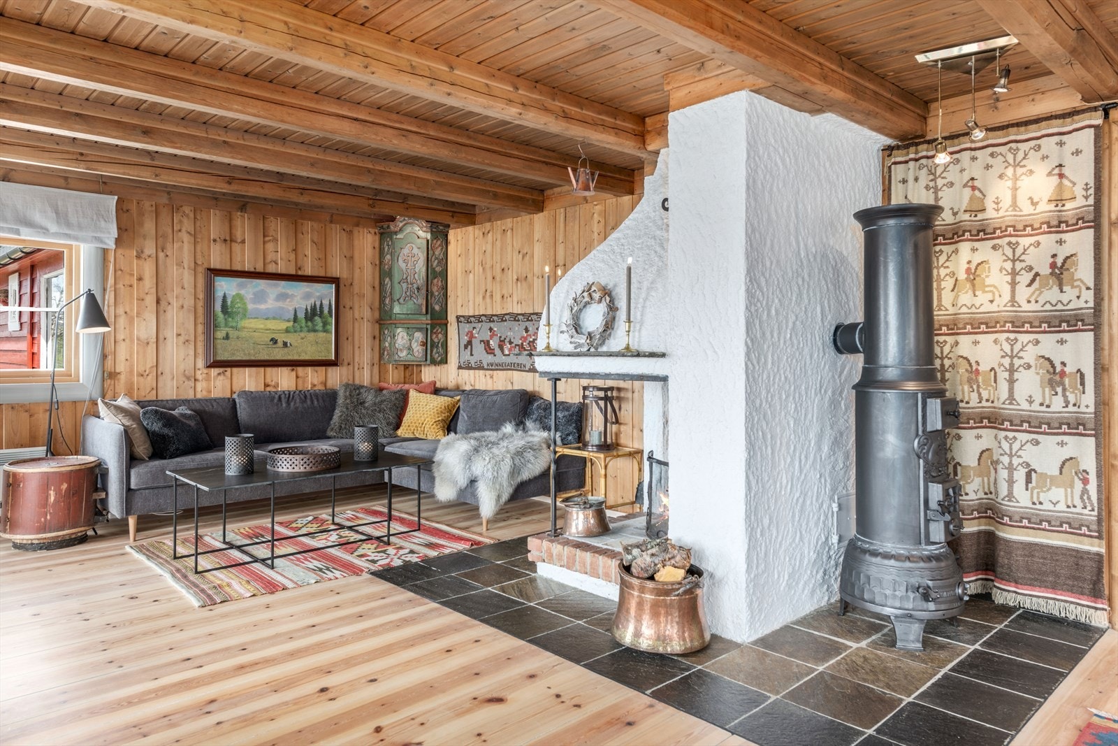 Flotte detaljer som eldre vedovn som er renovert. Galleribilde