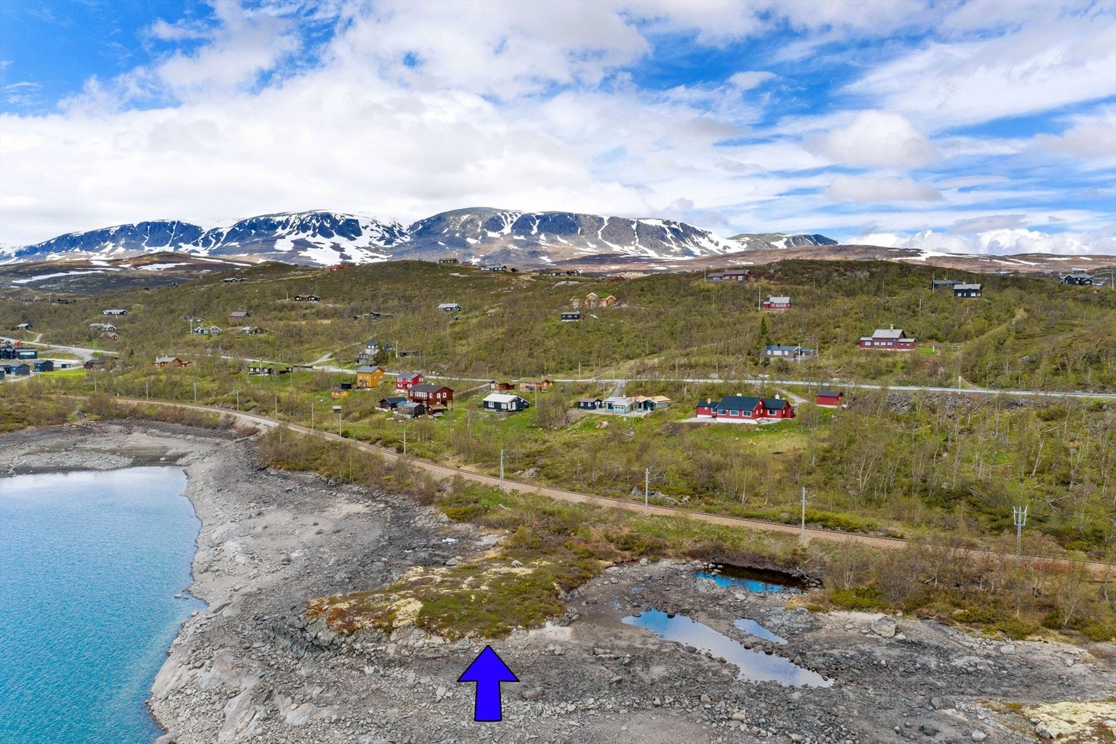 Tomten går fra Rv 7 og ned mot jernbanen samt fra jernbanen og hele halvøyen på nedsiden av jernbanen.( pil på halvøy som følger med) Galleribilde