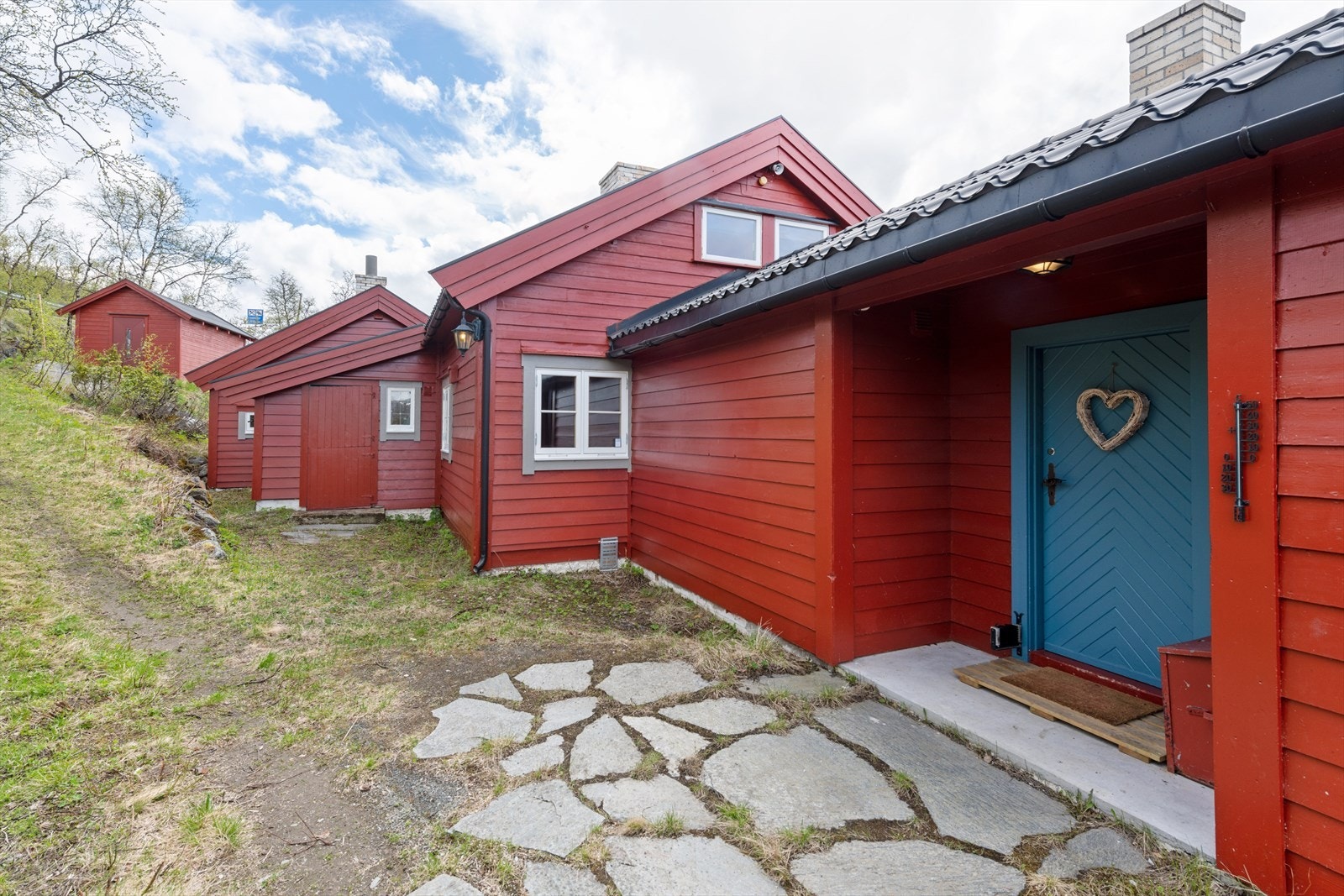 Hytten ligger usjenert til med lite innsyn og skjermet fra Rv 7 Galleribilde