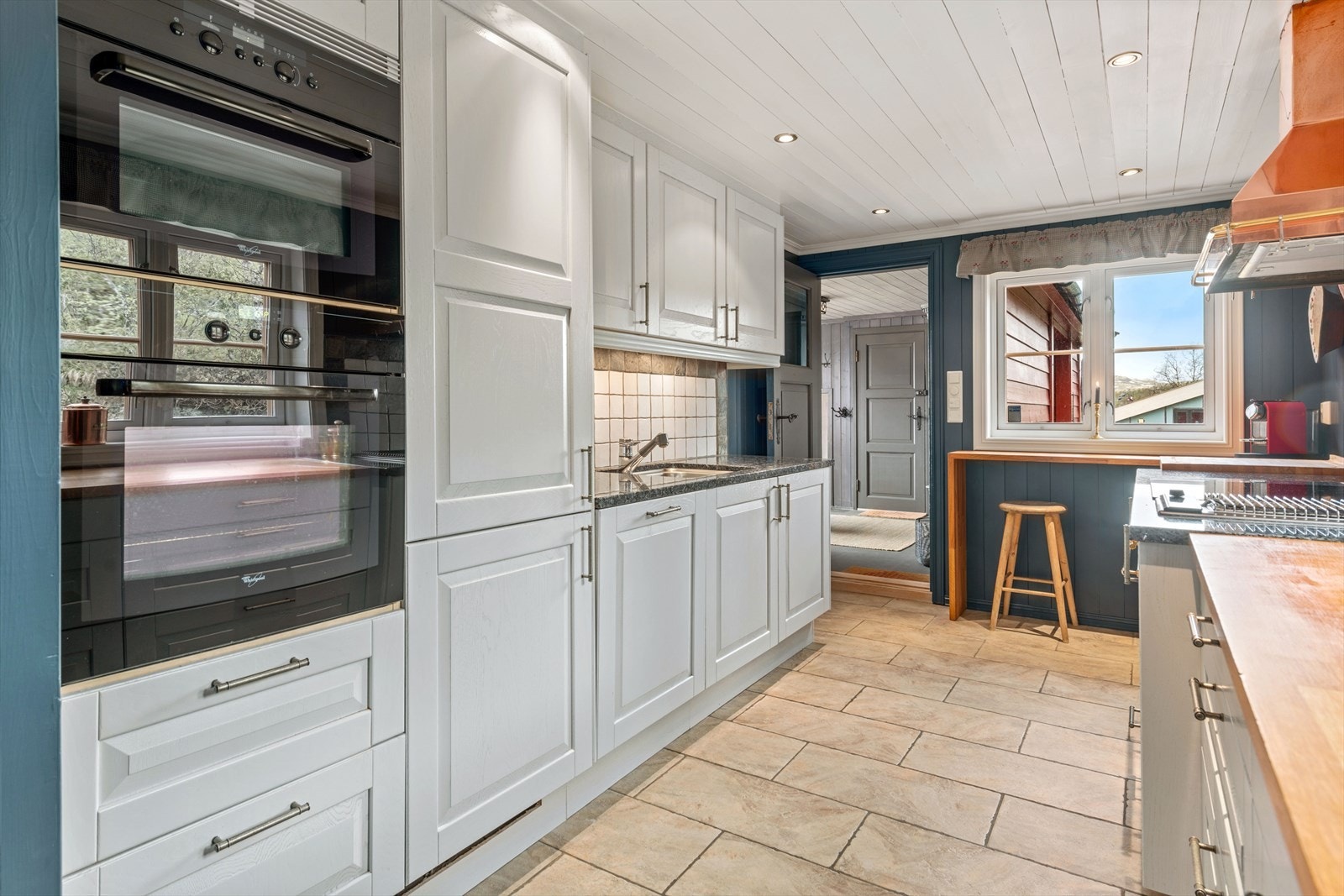 Gode kvaliteter med heltre fronter, 2 stk stekeovner, benkeplater i stein og kombi induksjon og gass koketopp. Galleribilde