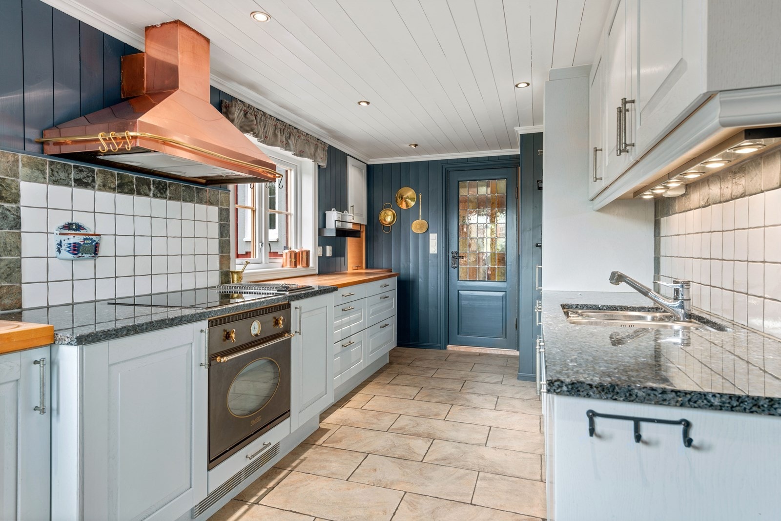 Flott og innholdsrikt kjøkken Galleribilde