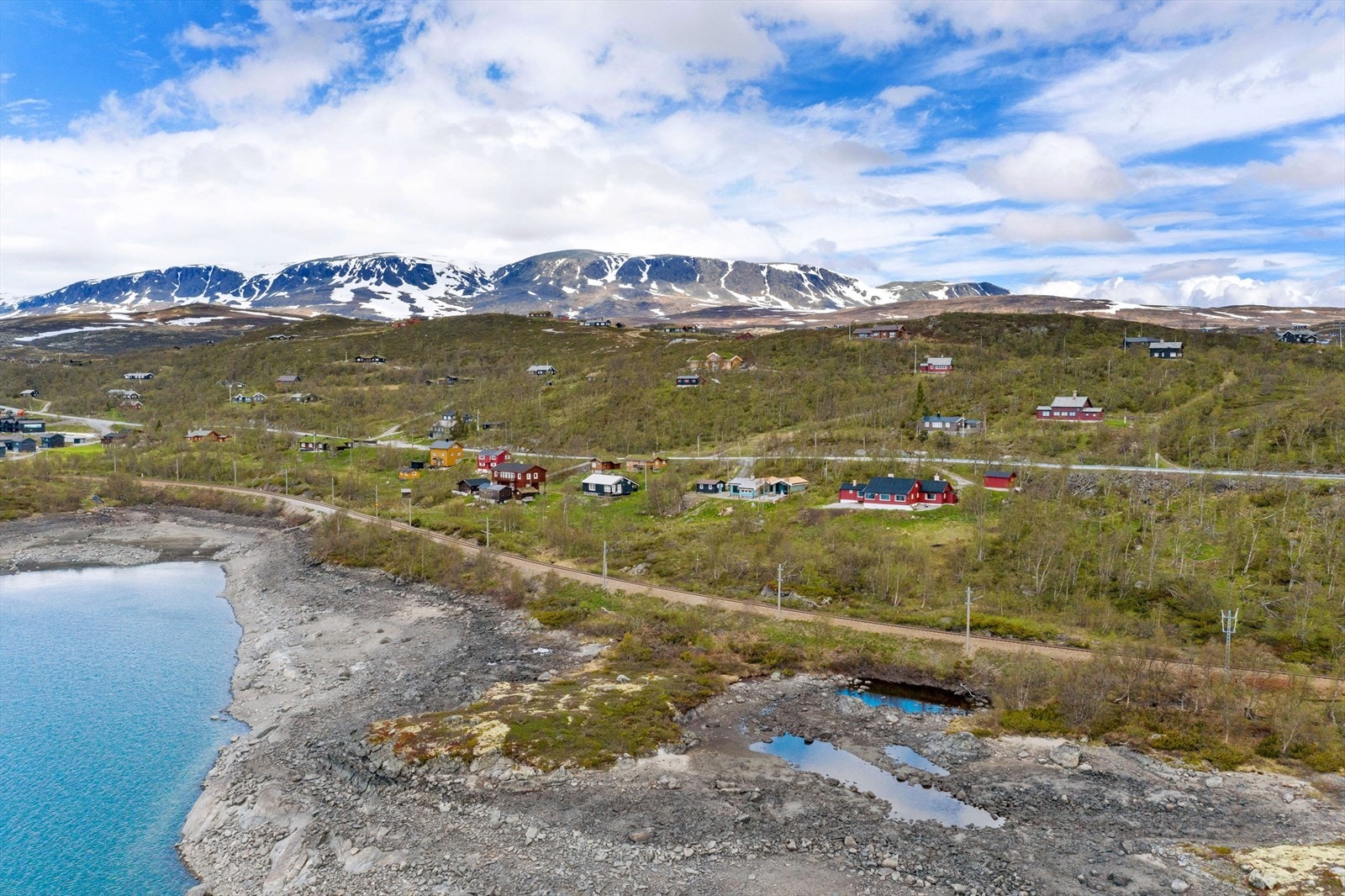 Tomten går fra Rv 7 og ned mot jernbanen samt fra jernbanen og hele halvøyen på nedsiden av jernbanen. Galleribilde