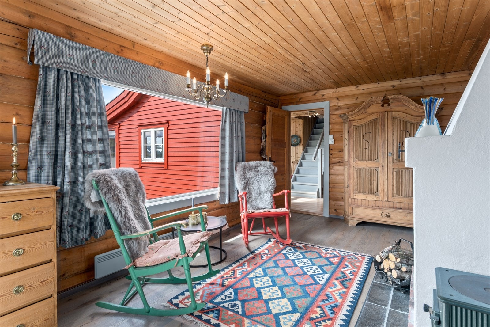 Hovedsoverommet er innredet med stue i front med peis og soverom i bakkant Galleribilde