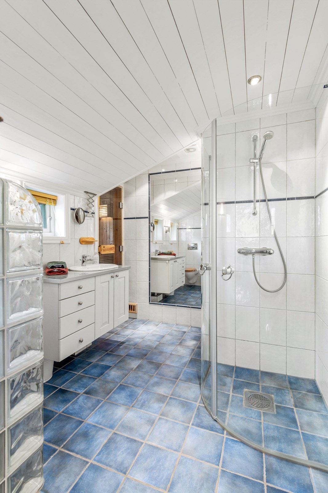 Hovedbad med inngang fra entre Galleribilde