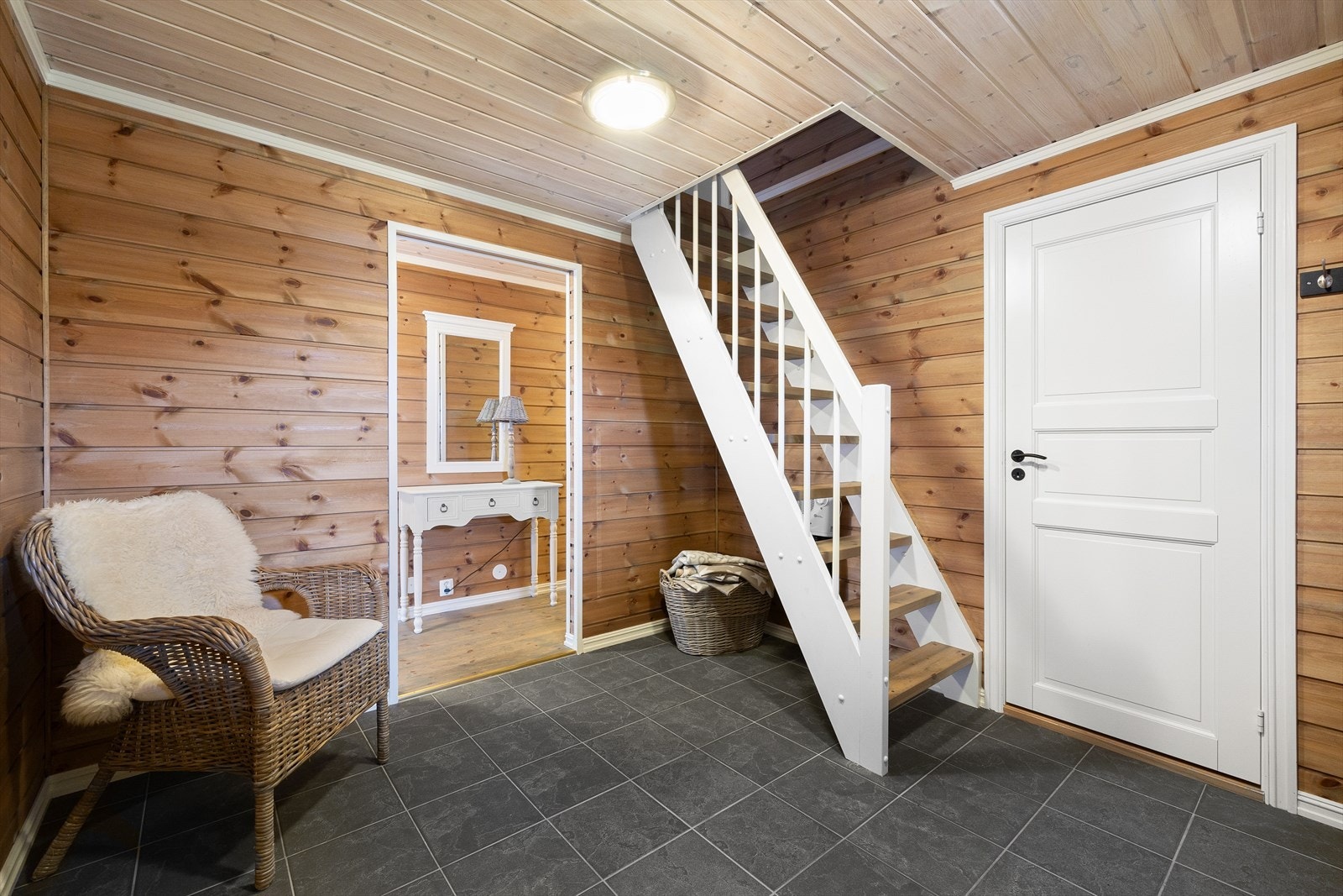 Til høyre i bildet har man en innvendig bod til oppbevaring av stort og smått. Opp trappen kommer man opp i loftstuen. Galleribilde