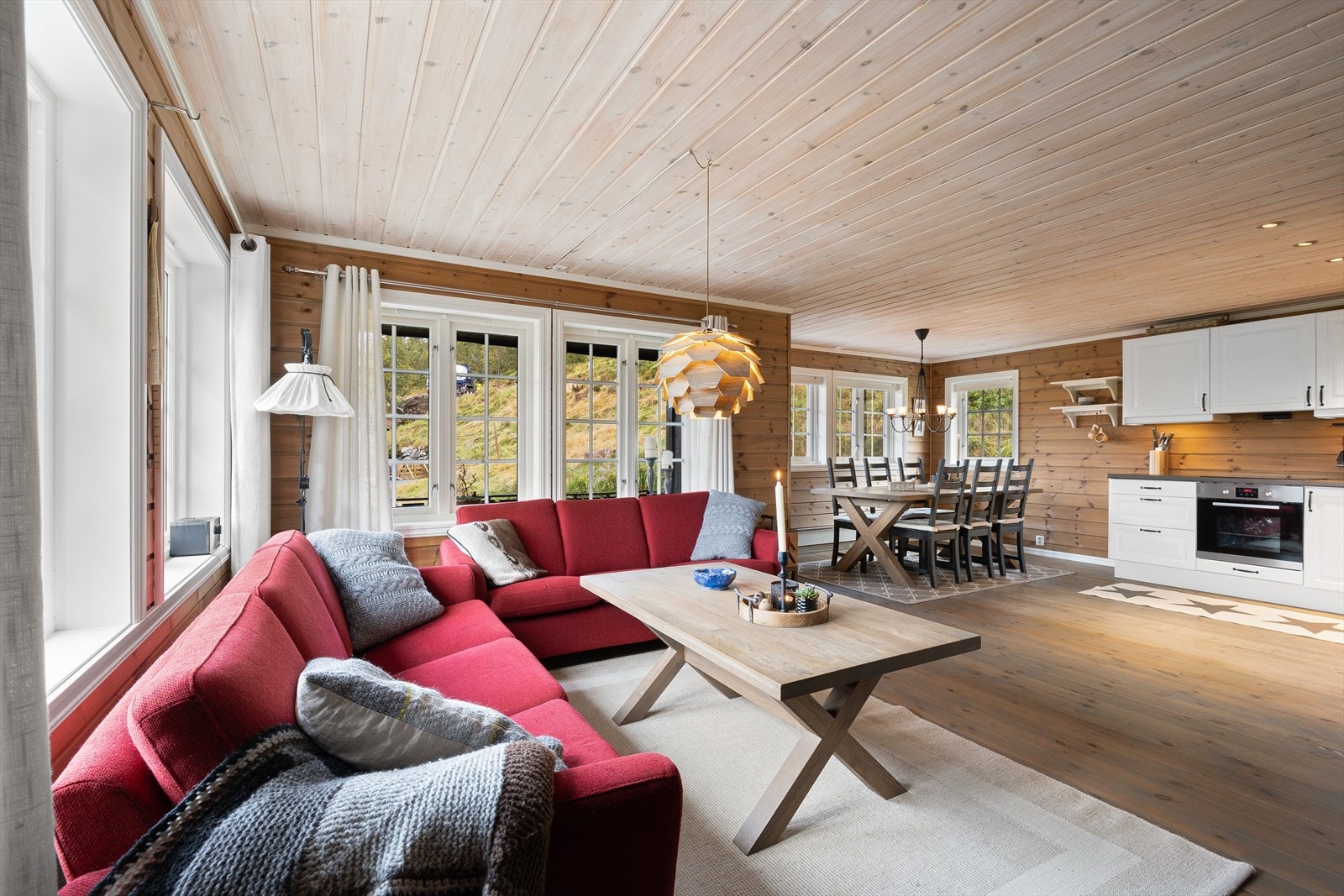 Åpen løsning gir god romfølelse og rikelig med innslipp av naturlig lys. Galleribilde