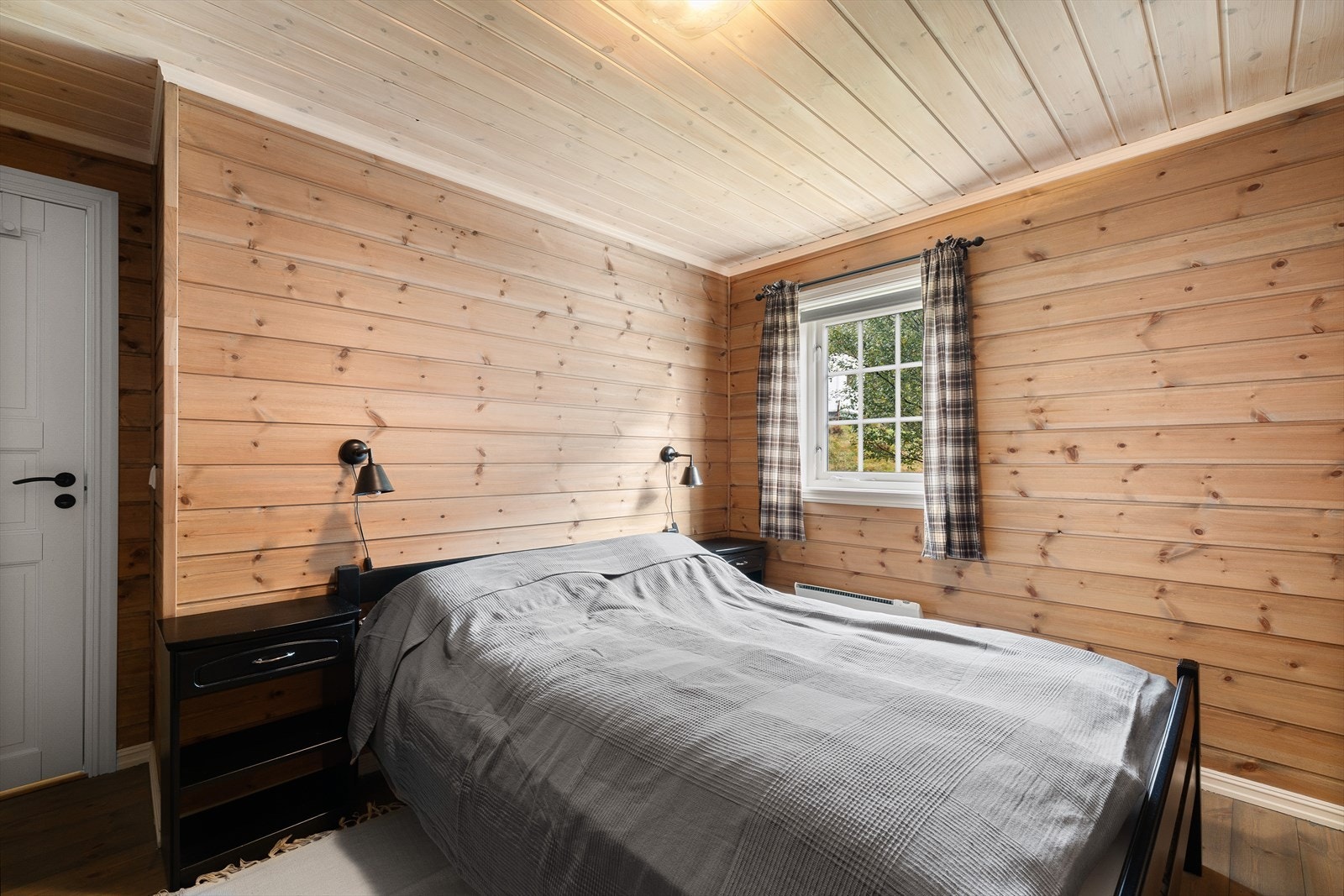 Romslig hovedsoverom med god plass for dobbeltseng og garderobe. Galleribilde