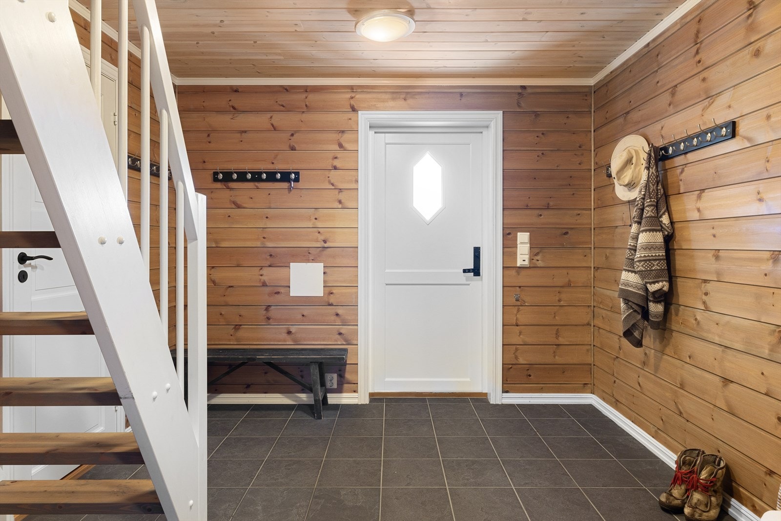 Romslig entré/hall med god plass for alt av yttertøy etter en dag på fottur i fjellet eller skibakken. Det er også en bod utenfor inngangsdøren. Galleribilde