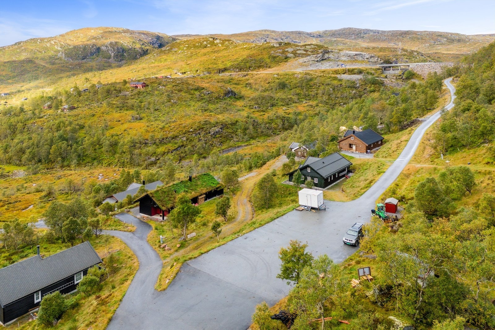 På sommerstid har man mulighet for å kjøre ned til hytten for parkering. Og med vinterbrøytede veier har man gode parkeringsmuligheter på felles biloppstillingsplass like ved hytten. Galleribilde