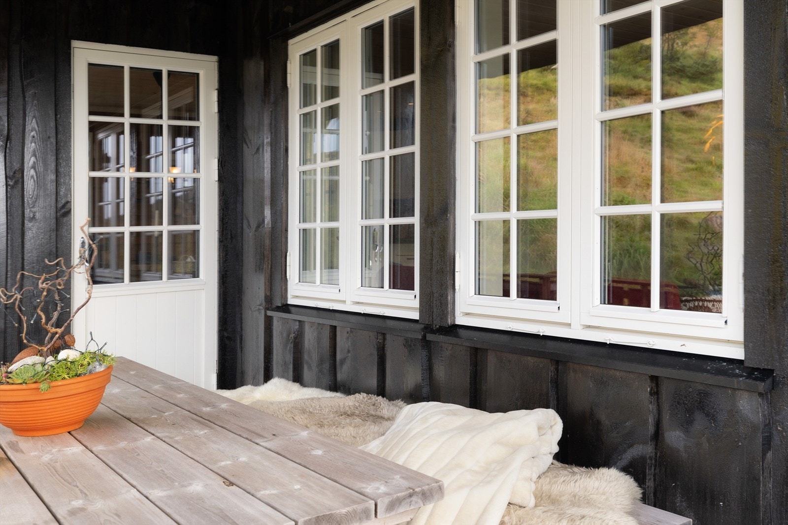 Koselig sittekrok under tak, med utgang fra spisestuen. Galleribilde