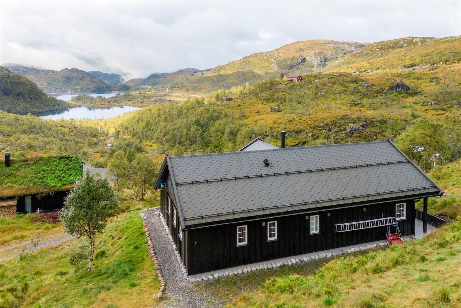 Utsikten er upåklagelig, med utsyn til Byfjellsvatnet og Stordalsvatnet og nærliggende fjell. Høy og fri beliggenhet med gode solforhold på sommerstid. Galleribilde