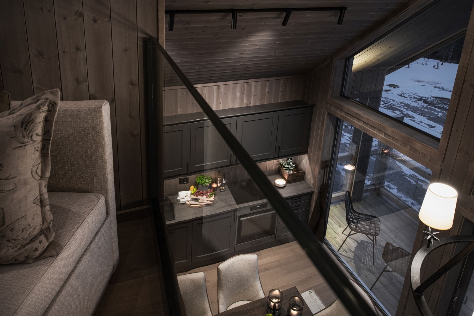 Spektakulær hemsløsning. Bilde fra visningshytte (hytte nr. 10). Planløsningen er ikke den samme, men det totale arealet og stue/kjøkken + hems er lik. Galleribilde