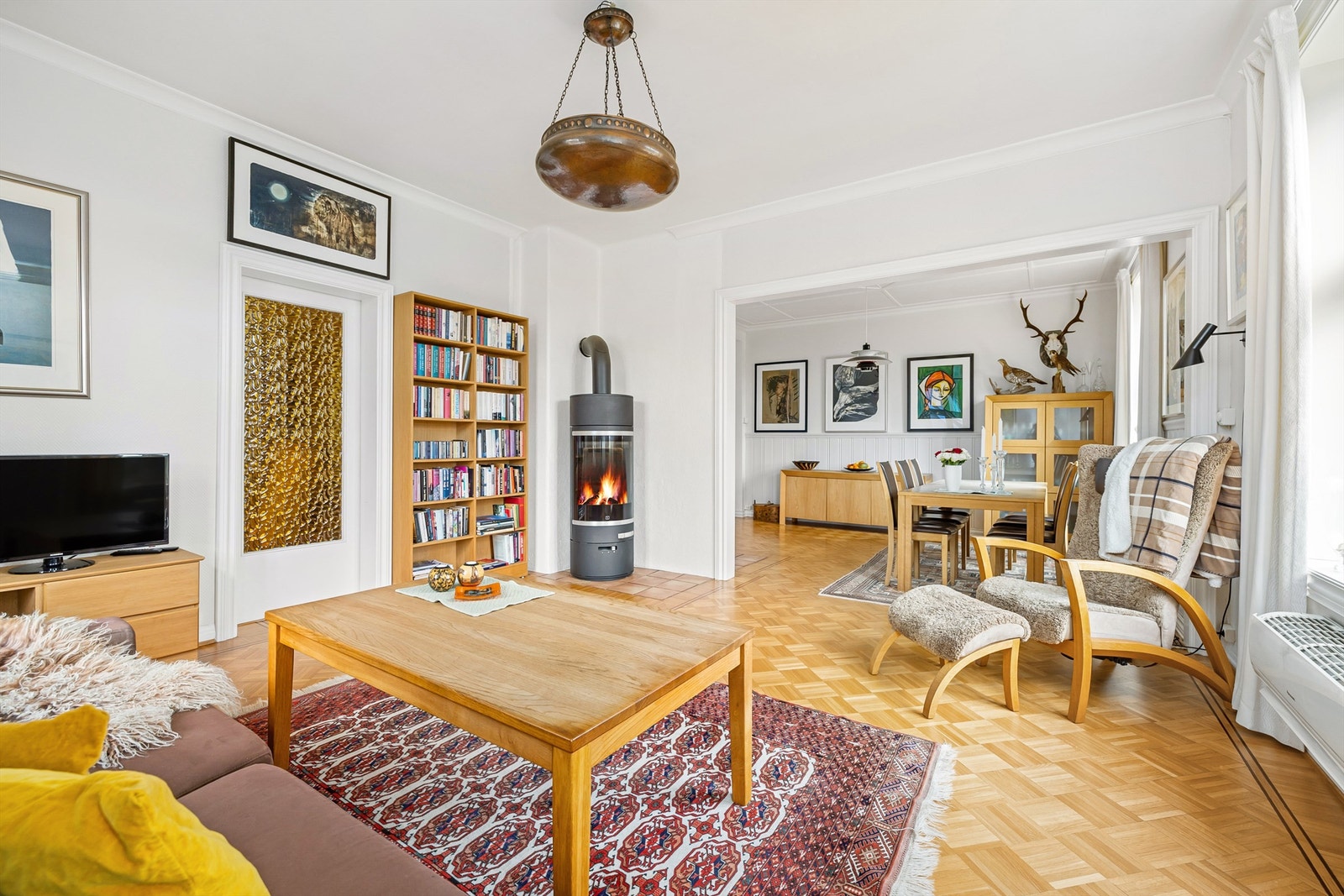 Peisovn i stue og spisestue. Stuen er også utstyrt med luft til luft varmepumpe fra Panasonic Galleribilde