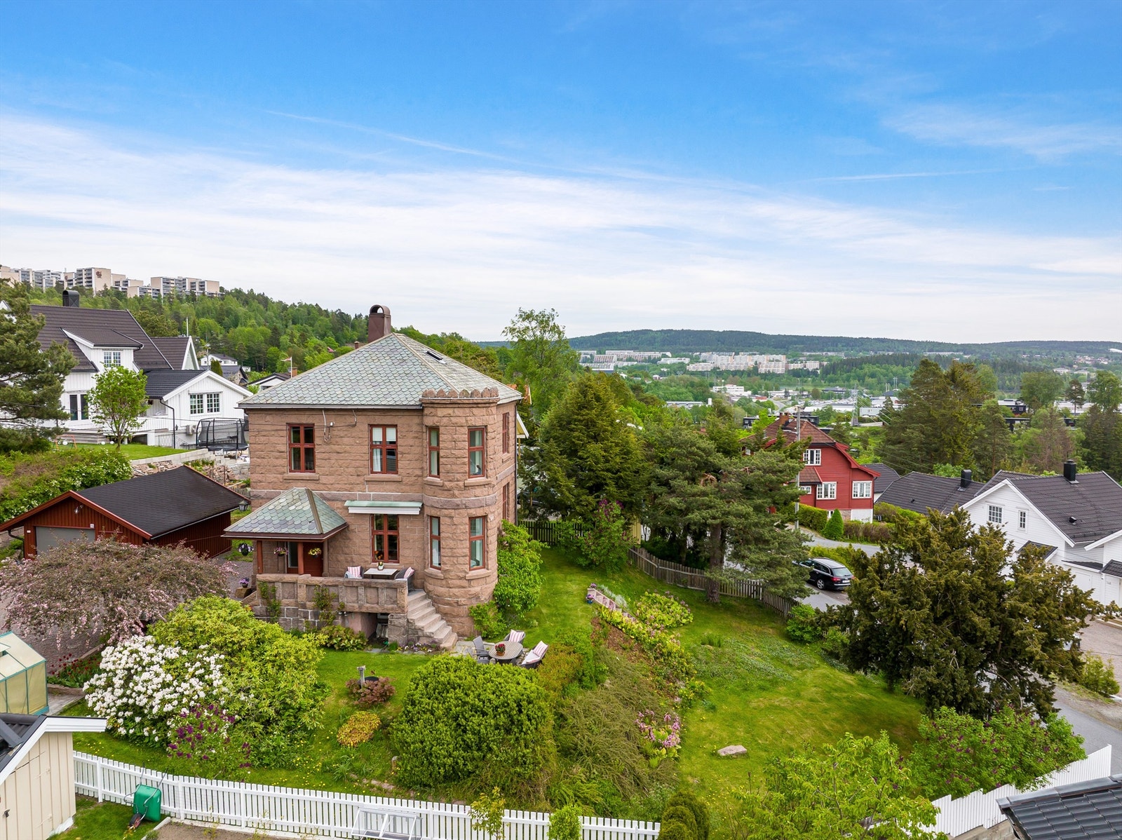 Det var Olaf Emils far - Carl Andresen - og steinarbeideren med nesten samme navn, Carl Andersen Haslum, som utførte prosjektet, som stod ferdig i 1913 Galleribilde