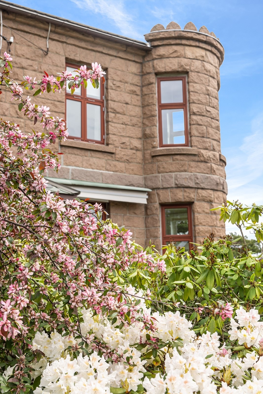 Bygningen er en toetasjers villa, oppført over en tilnærmet kvadratisk grunnplan, men med et rundt tårn ved det sørvestre hjørnet. Huset er dekket av et pyramidetak tekket med skifertunger Galleribilde