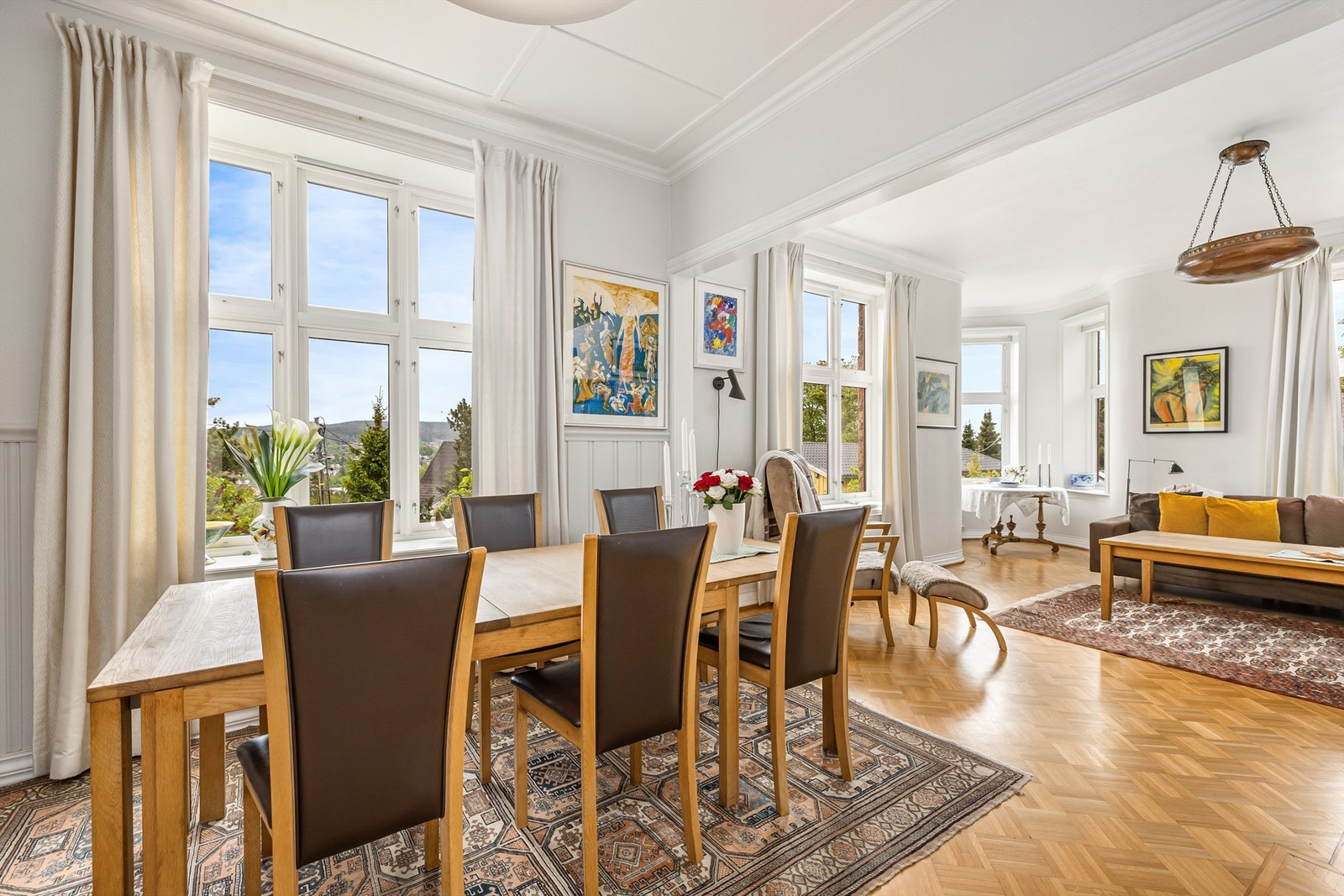 Boilgens 1. etasje består av entré, gang, stue, spisestue og kjøkken Galleribilde