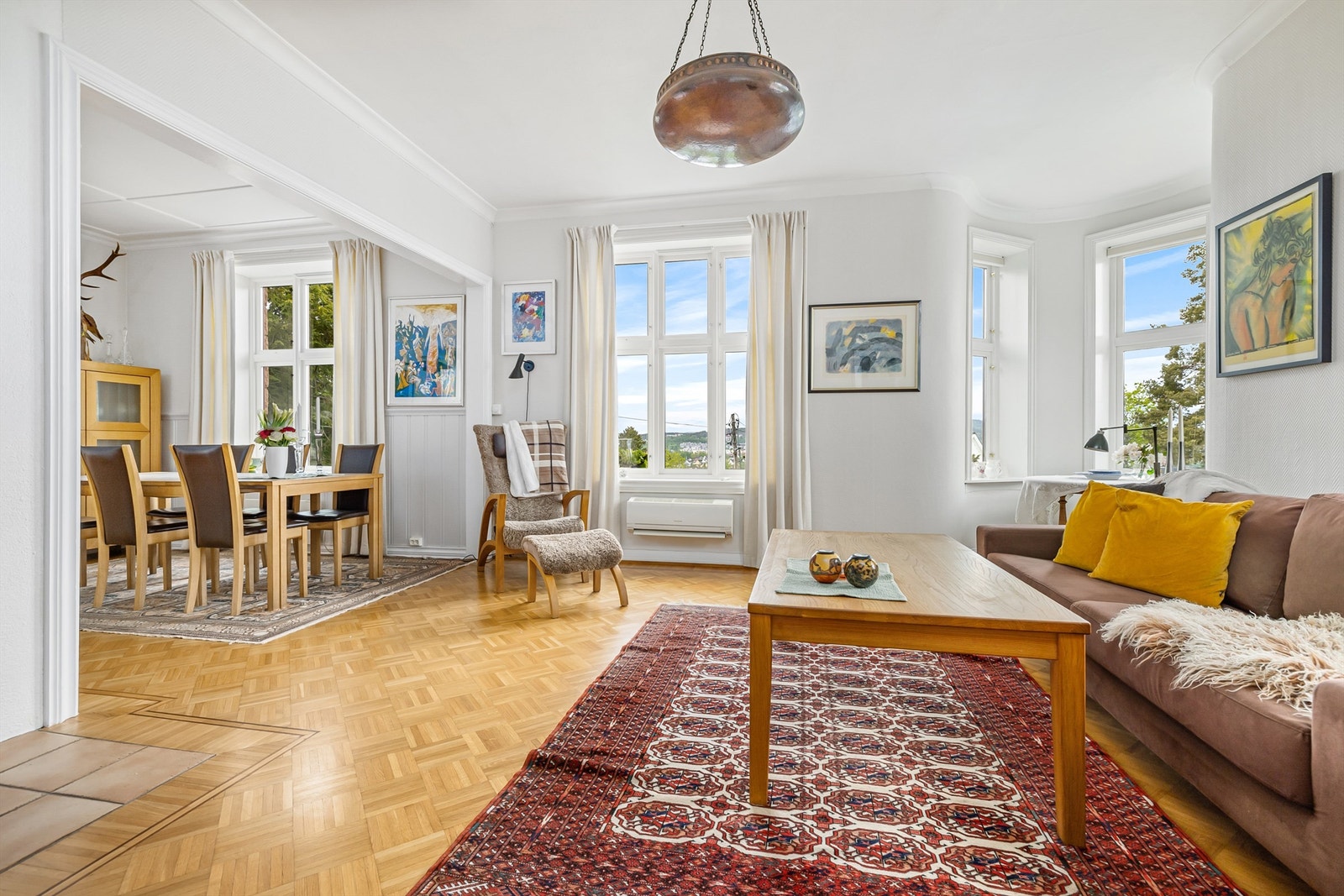 Her bor du høyt og fritt på et høydedrag, uten gjenboere og med flott utsyn Galleribilde
