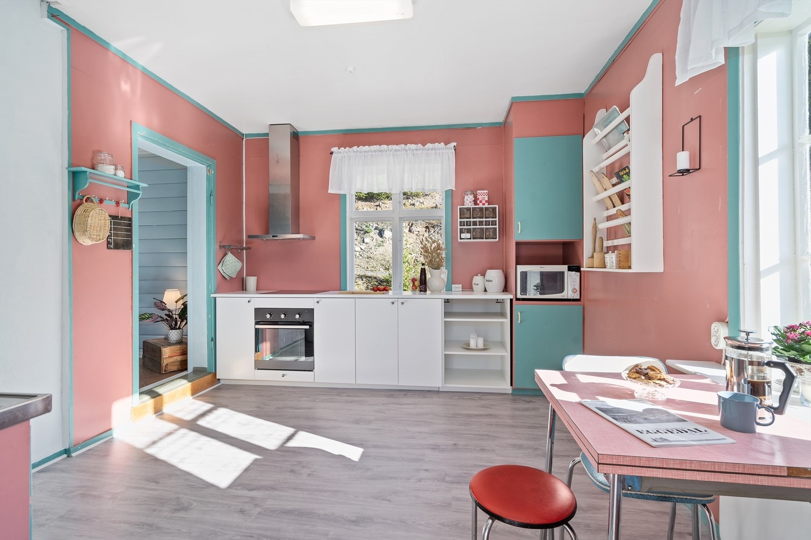 Kjøkken i retro farge og integrert platetopp og komfyr Galleribilde