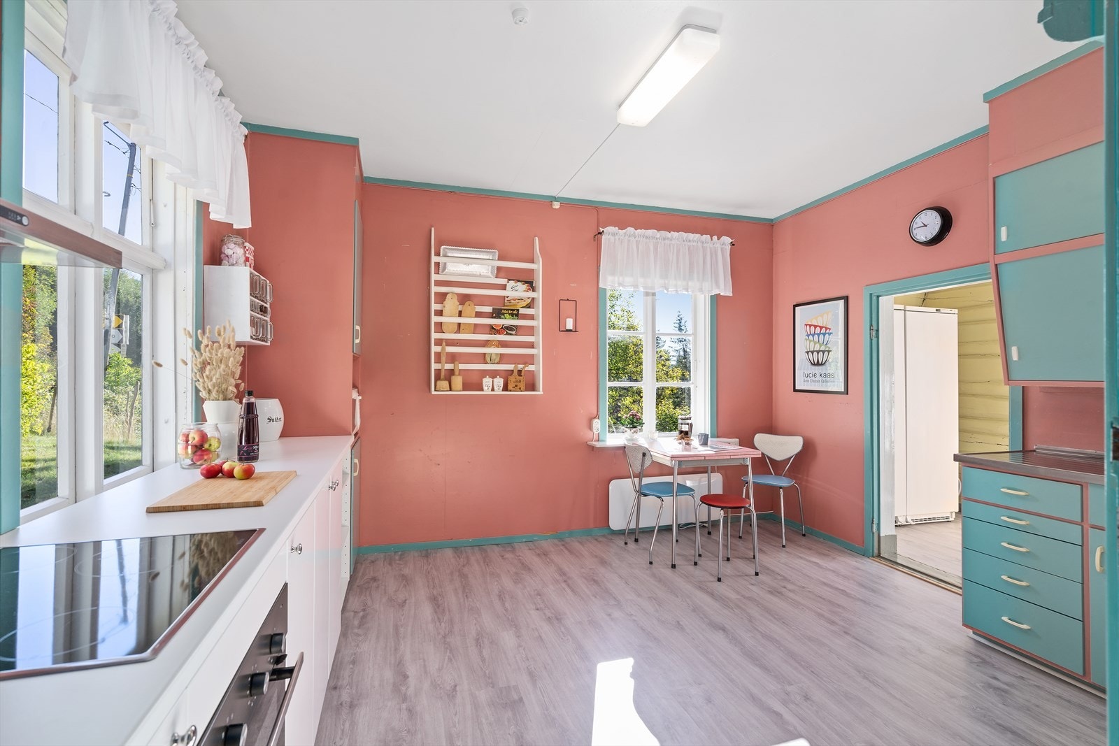 Koselig spiseplass med utsikt til hagen Galleribilde