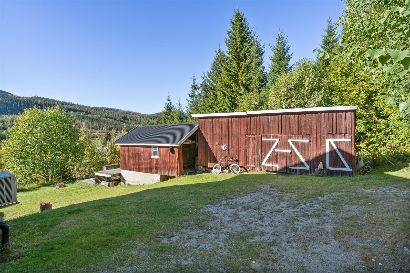 Uthus. På tomten er det god boltreplass Galleribilde