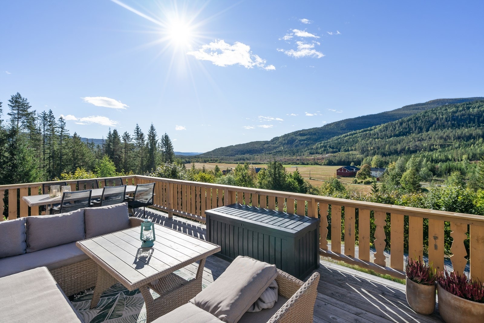 Nydelig utsikt fra terrassen med gode solforhold Galleribilde