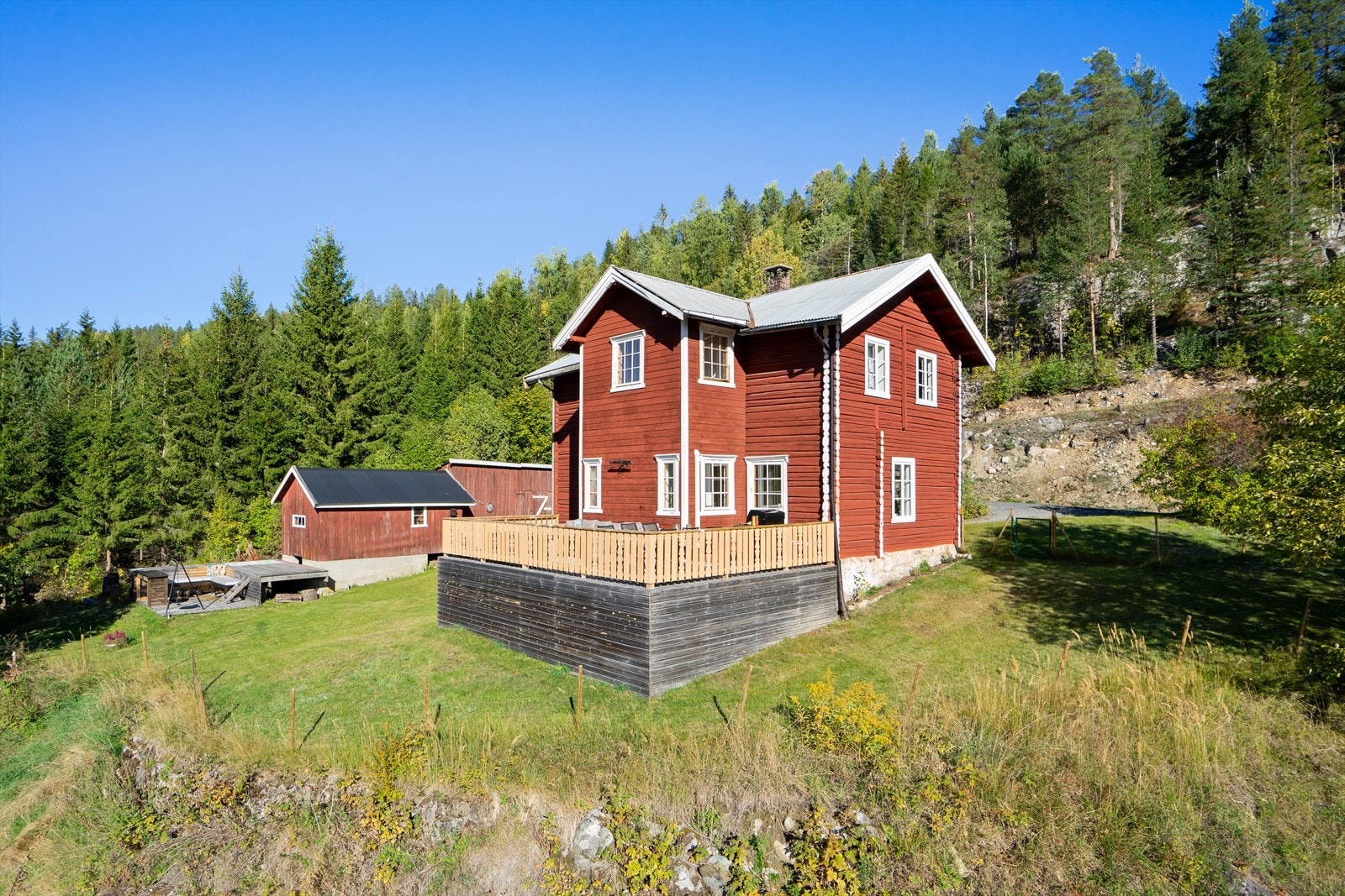 Sjarmerende fritidsbolig med kort avstand til fantastiske turmuligheter, badeplass, idrettsanlegg og sentrum Galleribilde