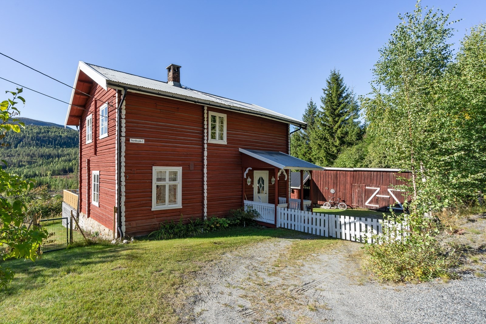 Parkering i gårdsplass med plass til flere biler Galleribilde