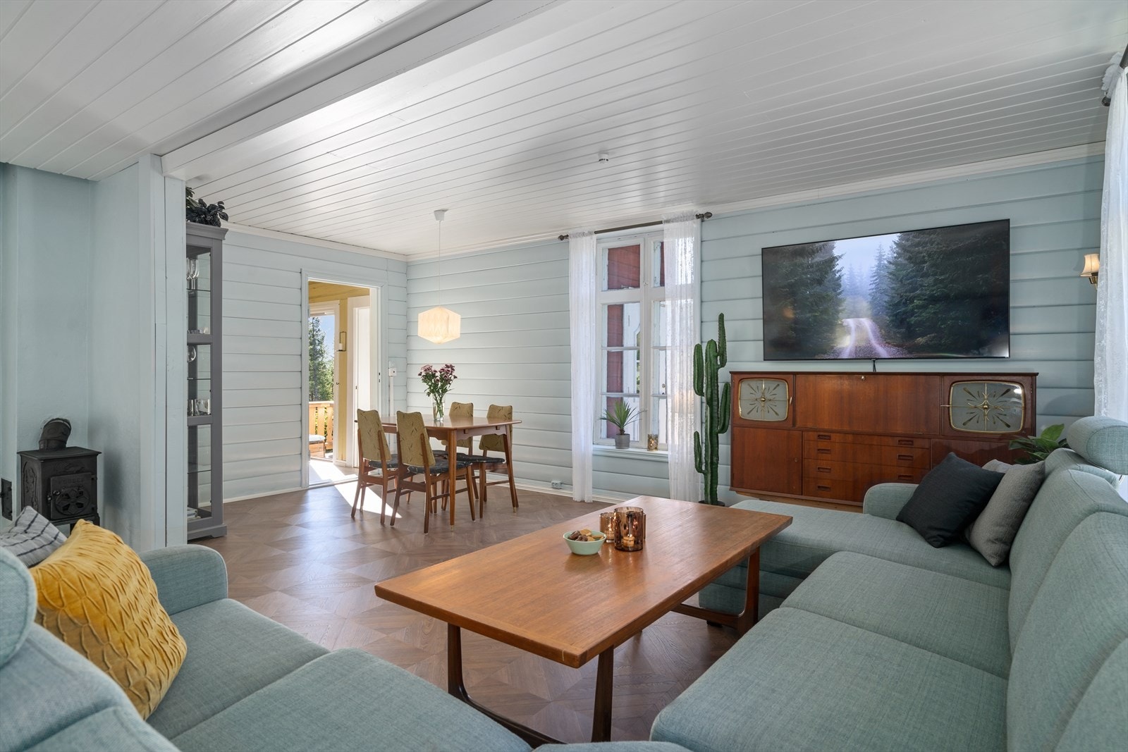 God plass til spisestue og sofagruppe Galleribilde