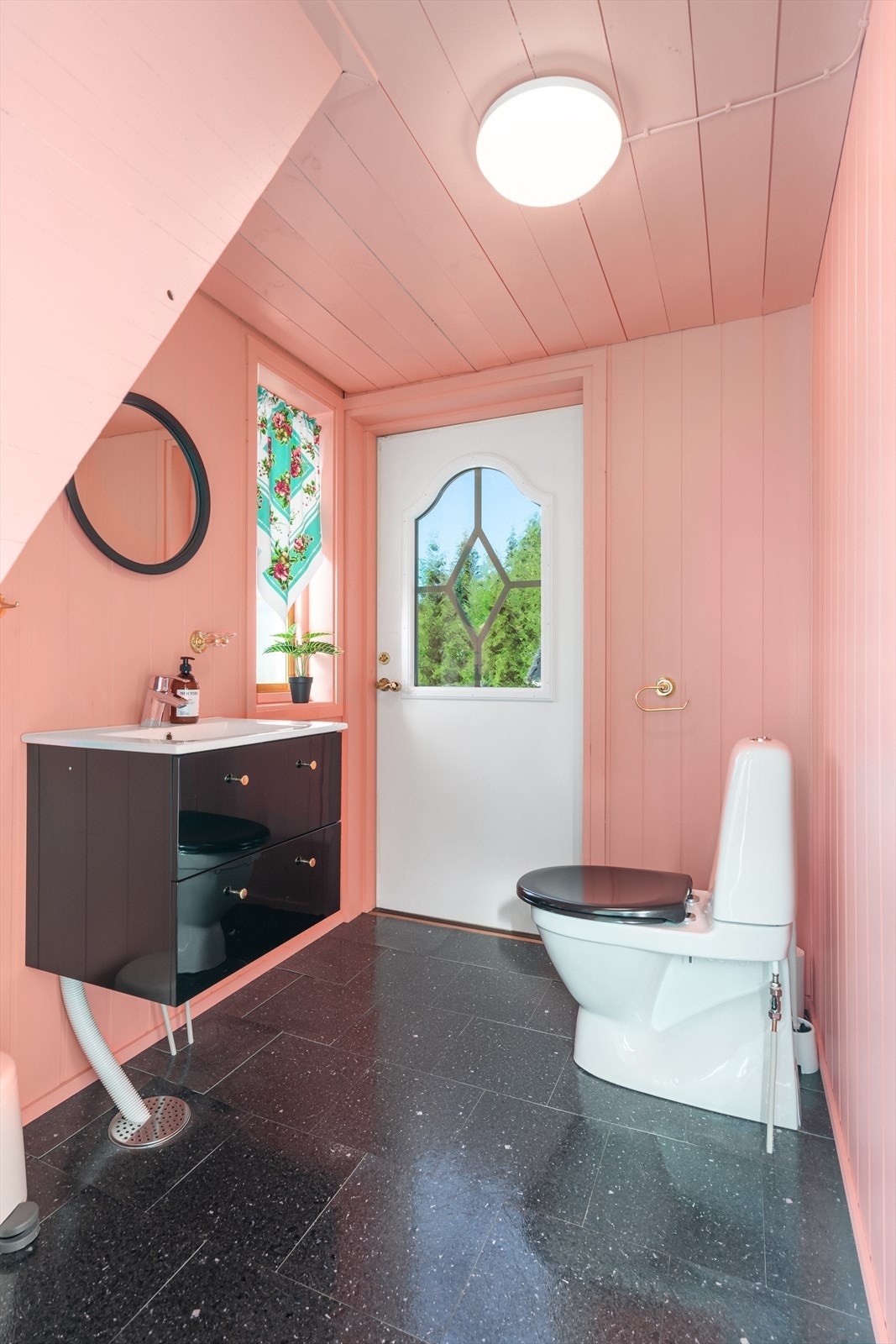 Wc rom i moderne farge med servant og toalett Galleribilde