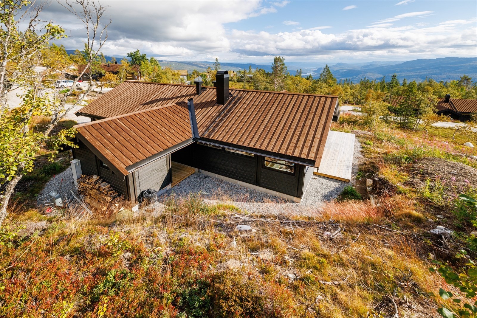 Store deler av eiendommen er beholdt som naturtomt, med naturlige vekster. Galleribilde