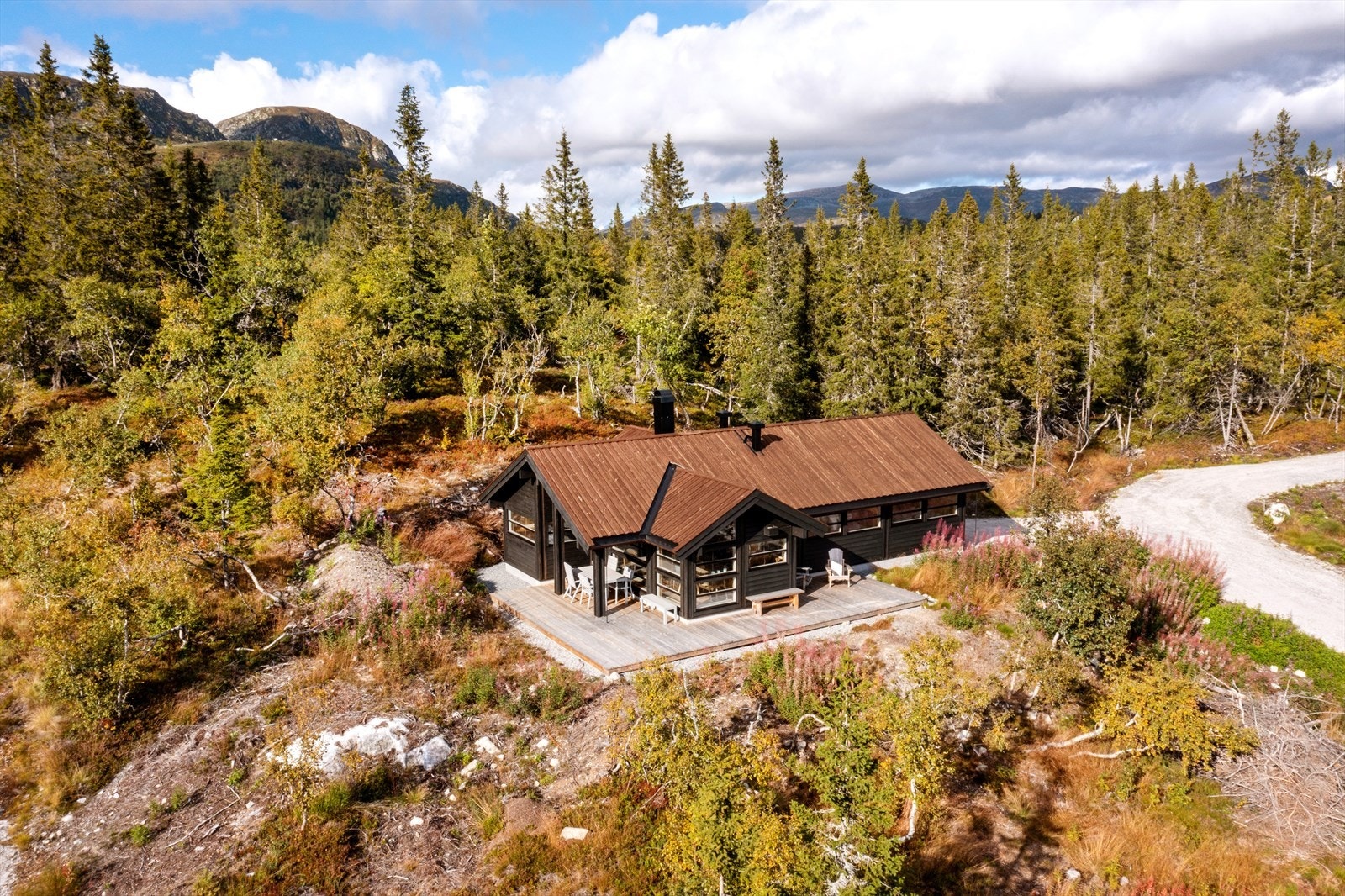 Fra hytta er det umiddelbar nærhet til variert turterreng sommer som vinter, samt milevis av preparerte skiløyper i flere retninger og fantastiske turmuligheter til fots. Galleribilde