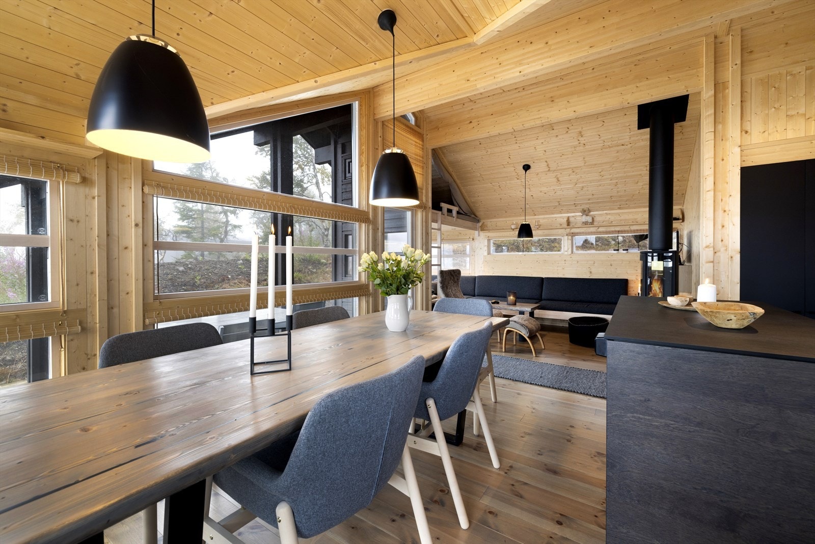 Det er god plass til et spisebord ved kjøkkenet. Galleribilde