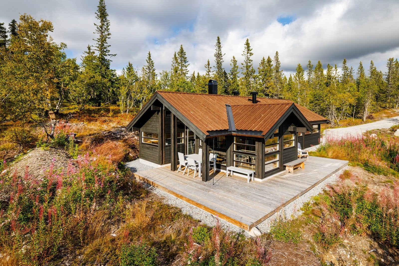 Nyere, innbydende Ål-hytte, attraktivt og solrikt beliggende 880 moh. i populært tur- og skieldorado! Galleribilde