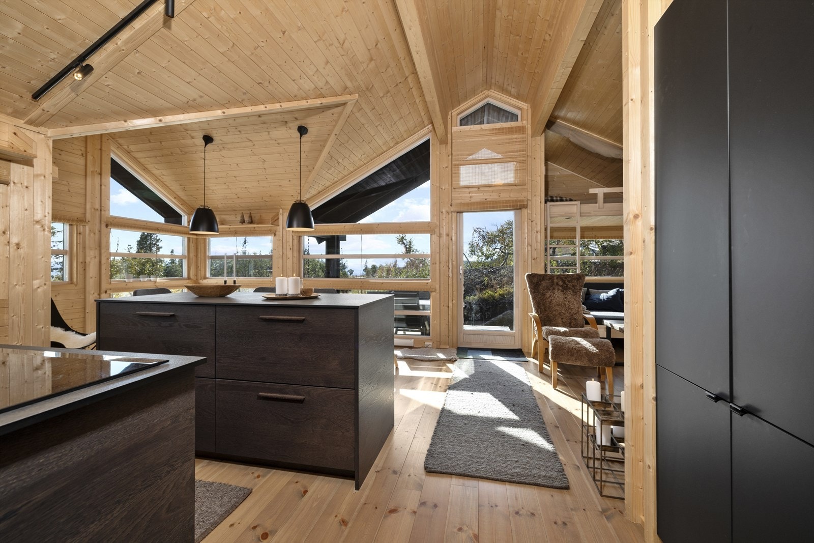 Hytta har en lys og innbydende stue, med åpen planløsning. Galleribilde