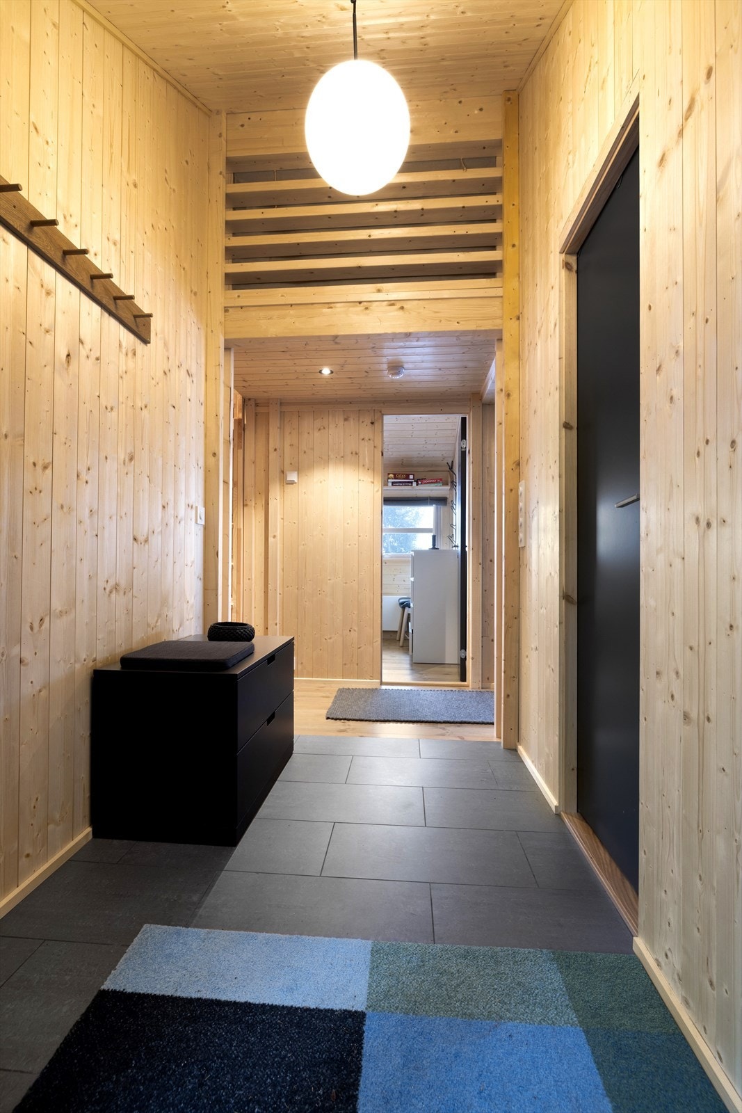 Entréen har fliser på gulv med varmekabler. Galleribilde