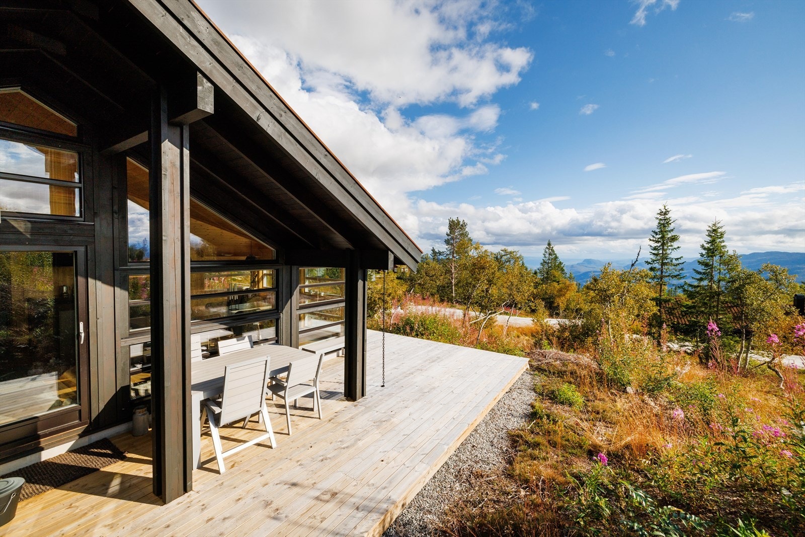 Hytta har flotte uteområder og fine solforhold. Galleribilde