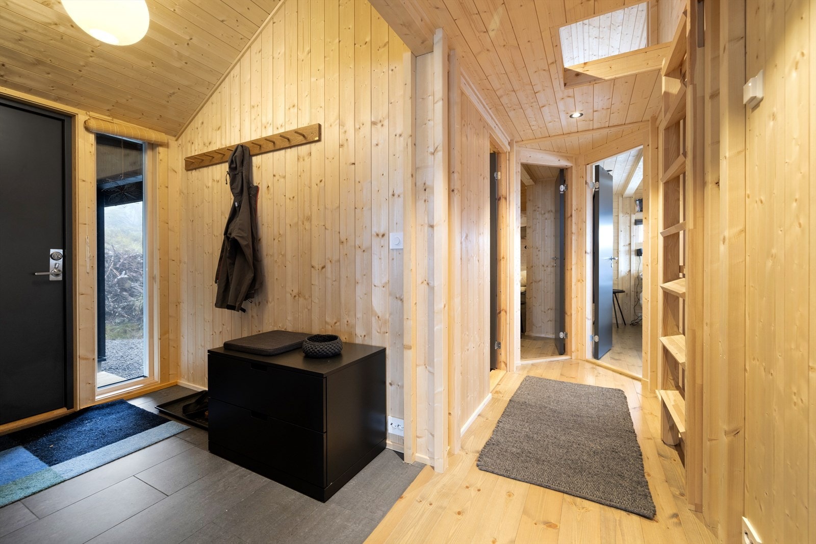 Velkommen inn! Romslig gang med god plass for yttertøy. Rett på utsiden finnes også en praktisk sportsbod hvor du kan sette fra deg skiene. Galleribilde