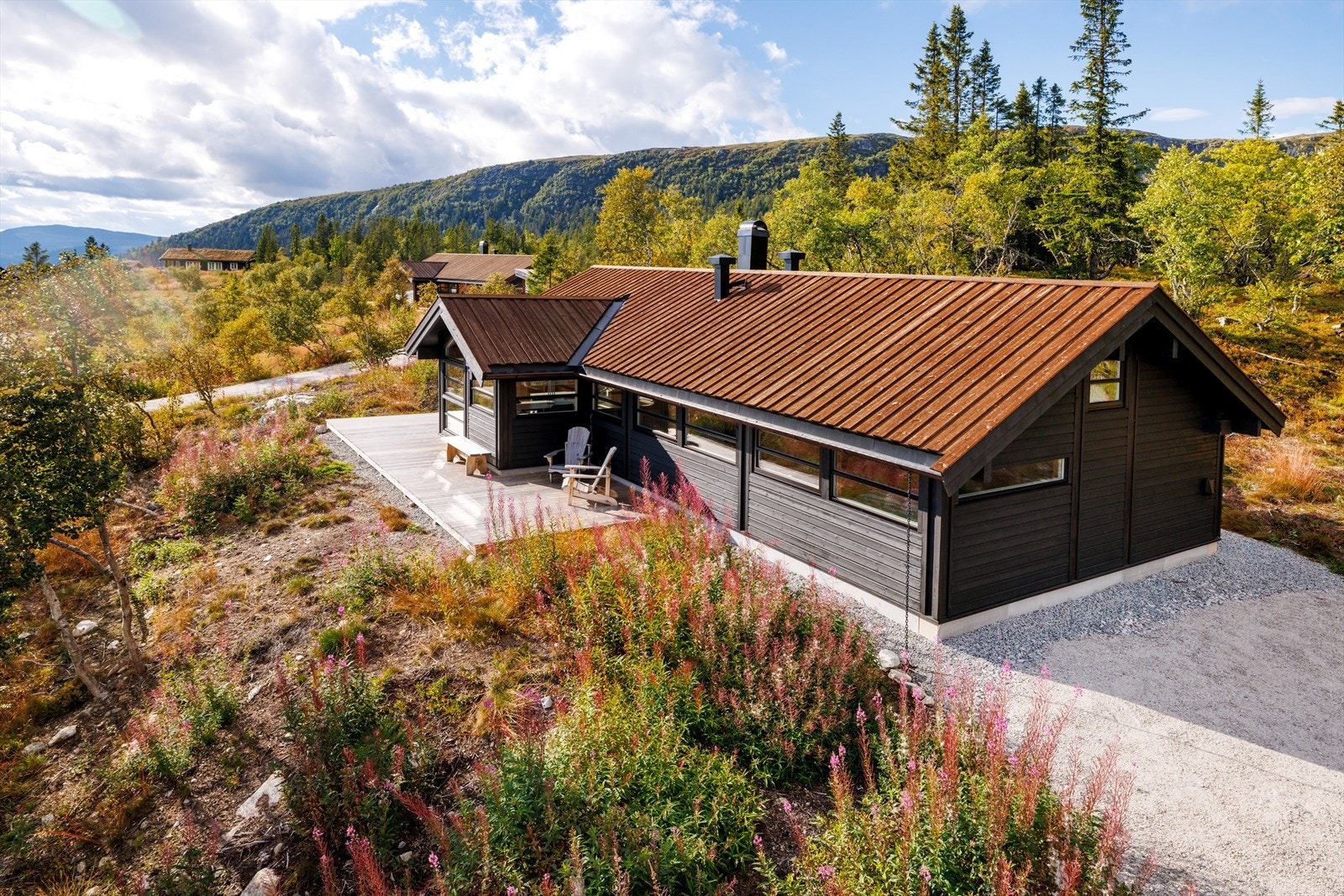 Hytta er plassert i delvis åpent terreng med flottutsikt mot sør og vest, og flotte solforhold. Galleribilde