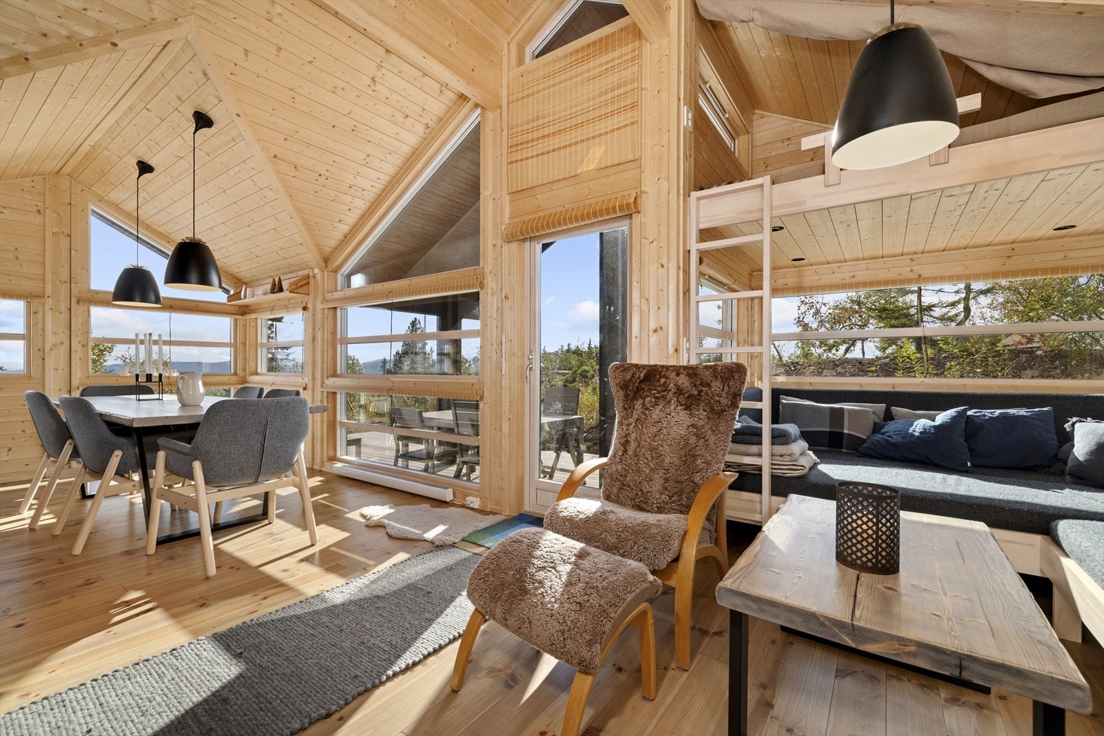 Stuen har store, gjennomgående vindusflater som gir fine lysforhold. Galleribilde