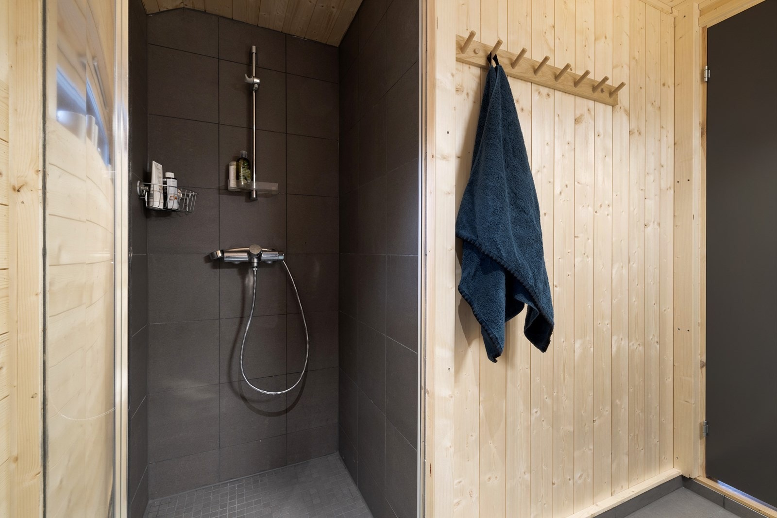 Badet er innredet med servant, toalett og dusjnisje. Galleribilde