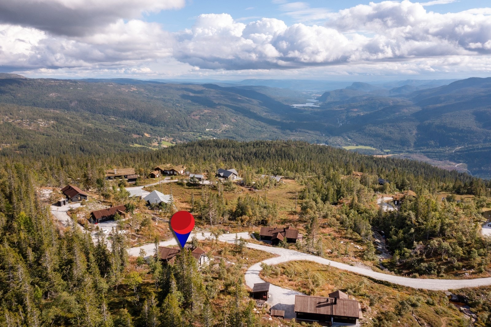 Hytta ligger fint til i terrenget 880 moh. Hytta er plassert i delvis åpent terreng med flott utsikt mot sør og vest, og flotte solforhold. Galleribilde