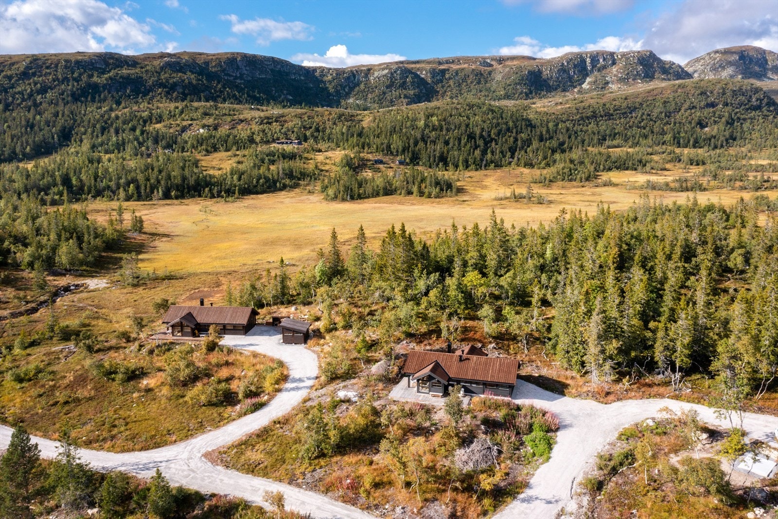 Fra hytta er det umiddelbar nærhet til variert turterreng sommer som vinter, samt milevis av preparerte skiløyper i flere retninger og fantastiske turmuligheter til fots. Galleribilde