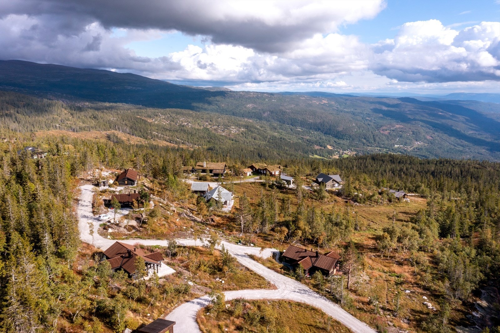 Fra hytta er det ca. 30 minutters kjøring til Quality Spa og Resort Norefjell, med restauranter og aktiviteter som klatring, rappellering og Bøeseter alpinbakker. Galleribilde