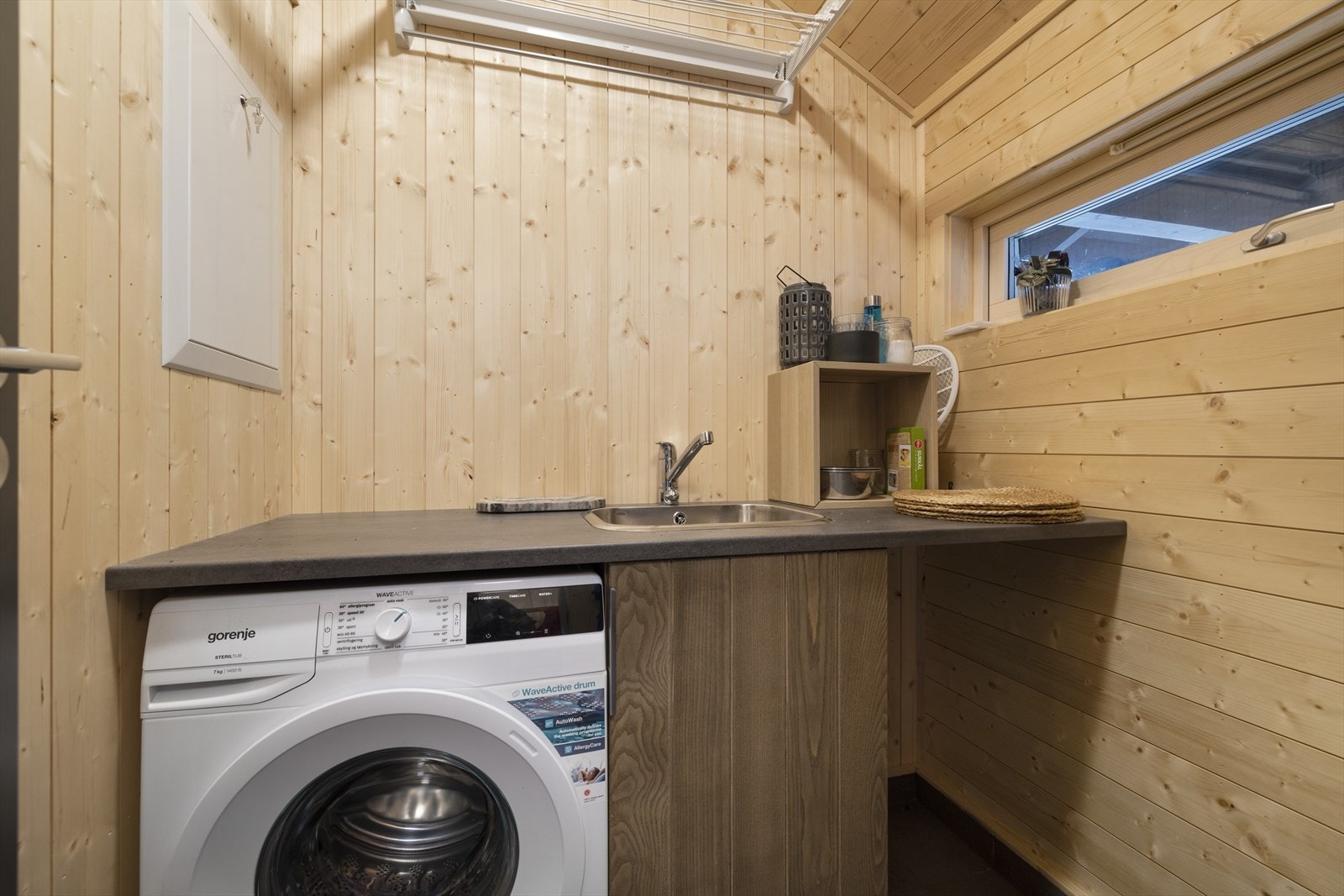 meget praktisk separat vaskerom med opplegg for vaskemaskin. Galleribilde